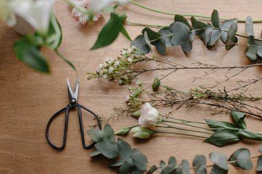 Ahşap arka planda güzel taze çiçekler ve makas, çiçek aranjmanı. Bahar modern buket. Manuka, alstroemeria, eustoma, okaliptüs tahta pencere pervazında. Huysuz resim