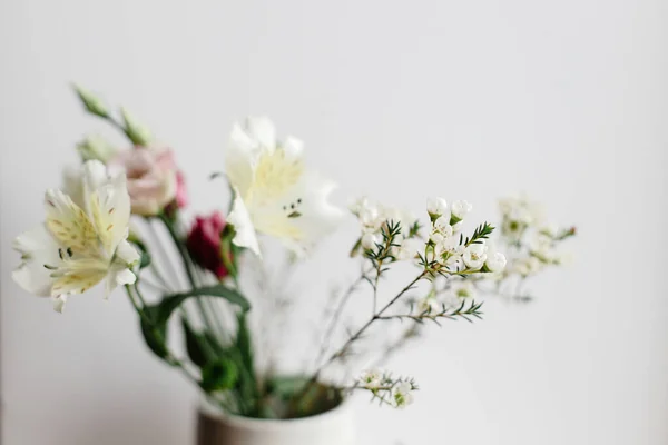 Stylová Kytice Keramické Váze Okně Náladový Obraz Krásné Čerstvé Květiny — Stock fotografie