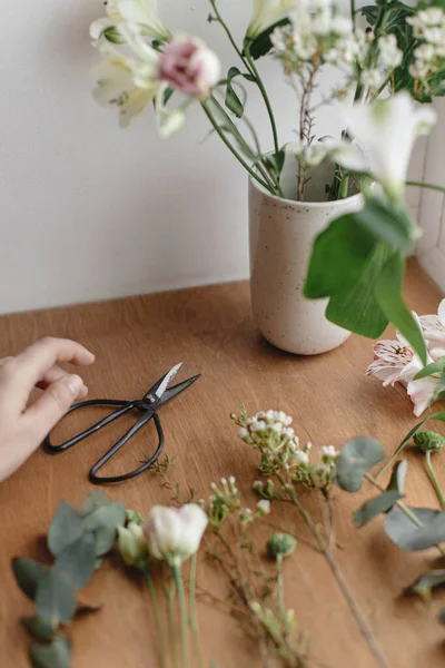 Florist Arrangiert Schöne Frische Blumen Mit Einer Schere Auf Holzgrund — Stockfoto