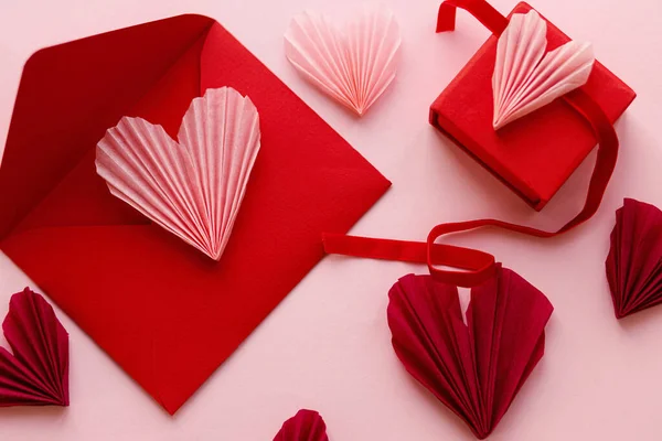 Happy Valentine Day Stylish Pink Hearts Red Envelope Gift Box — Stockfoto