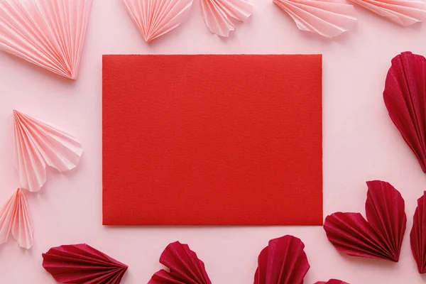 Порожня Червона Листівка Стильні Рожеві Серця Плоскі Рожевому Паперовому Фоні — стокове фото