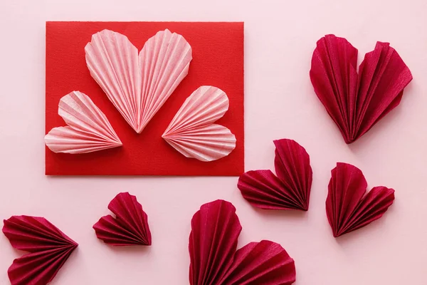 Happy Valentine Day Stylish Pink Hearts Red Envelope Flat Lay — Foto de Stock