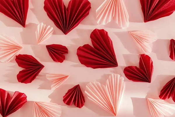 Квартира День Святого Валентина Стильная Композиция Розовых Красных Сердец Розовом — стоковое фото