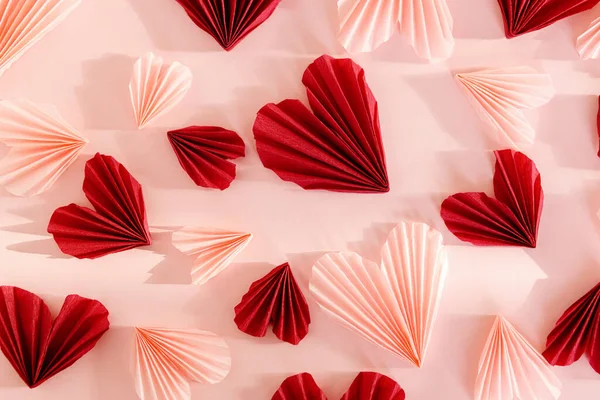 Днем Святого Валентина Стильные Розовые Красные Сердца Плоские Лежали Розовом — стоковое фото