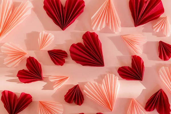 Любовный Фон Днем Святого Валентина Стильная Композиция Розовых Красных Сердец — стоковое фото