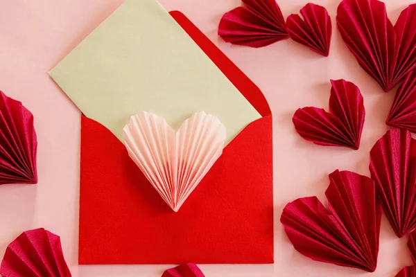 Happy Valentine Day Stylish Envelope Pink Red Hearts Flat Lay — Foto Stock