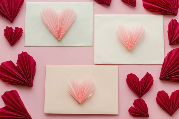 Квартира День Святого Валентина Стильная Обложка Композицией Розовых Красных Сердец — стоковое фото
