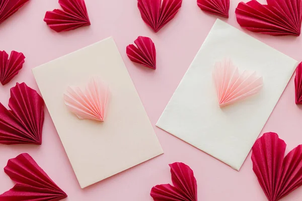 Happy Valentine Day Stylish Envelopes Pink Red Hearts Flat Lay — Zdjęcie stockowe