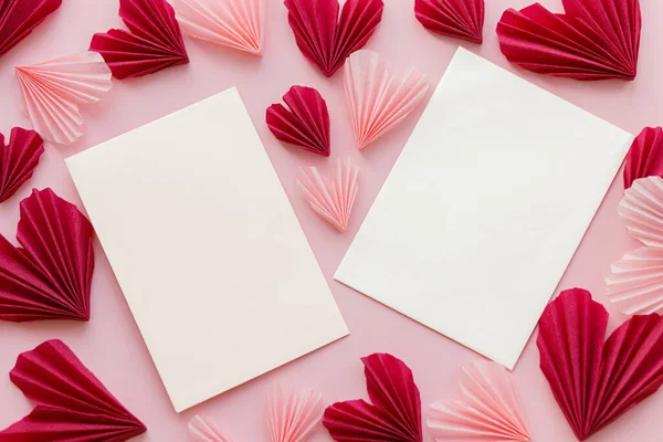 Порожні Дві Карти Стильні Червоні Рожеві Серця Плоскі Рожевому Папері — стокове фото