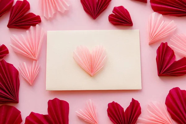 Happy Valentine Day Stylish Envelope Pink Red Hearts Flat Lay — Zdjęcie stockowe