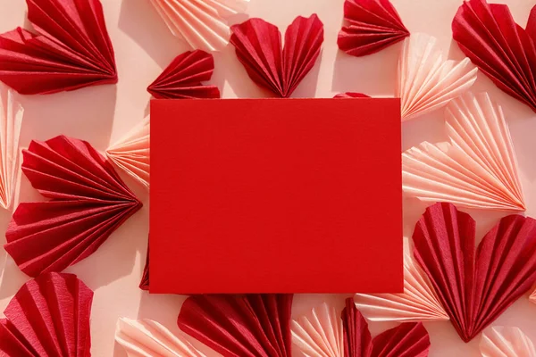 Стильна Порожня Червона Листівка Рожеві Червоні Серця Фоні Рожевого Паперу — стокове фото