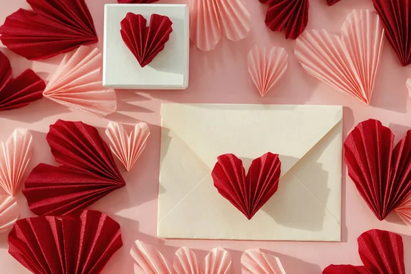 Happy Valentine Day Stylish Envelope Pink Red Hearts Gift Flat — Foto Stock