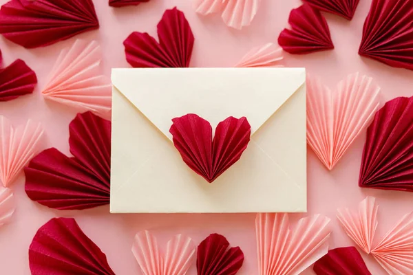Valentines Day Flat Lay Stylish Envelope Pink Red Hearts Composition — Foto Stock
