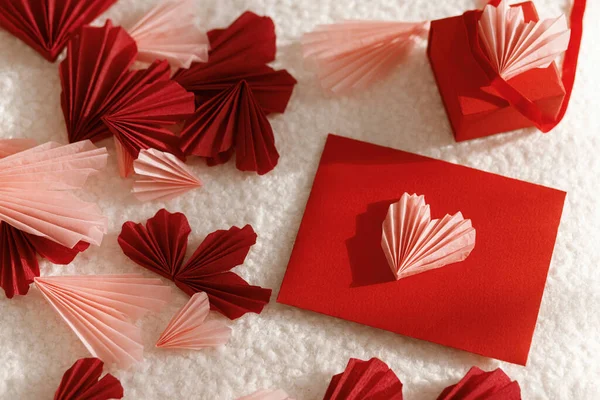 Днем Святого Валентина Стильный Красный Шик Розовыми Сердцами Подарком Уютном — стоковое фото
