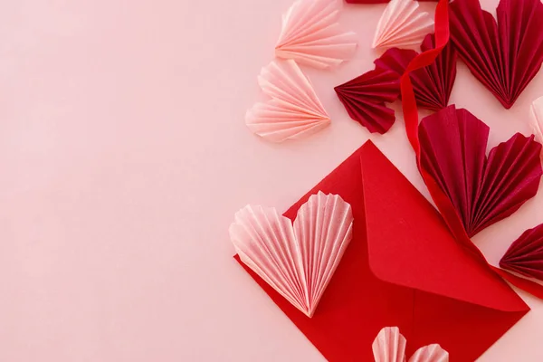 Happy Valentine Day Stylish Red Envelope Pink Hearts Flat Lay — Foto Stock