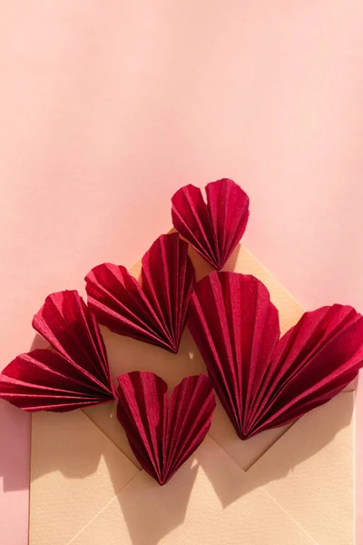 Стильный Конверт Плоскими Красными Сердцами Лежал Розовом Бумажном Фоне Современная — стоковое фото