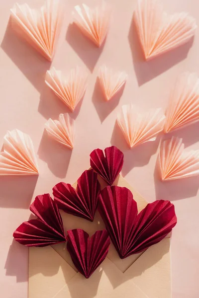 Днем Святого Валентина Стильный Конверт Плоскими Красными Розовыми Сердцами Лежал — стоковое фото