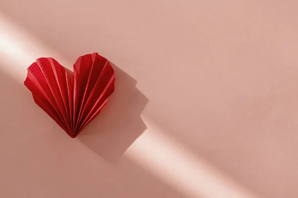 Днем Святого Валентина Стильное Красное Сердце Солнечном Свете Розовом Бумажном — стоковое фото