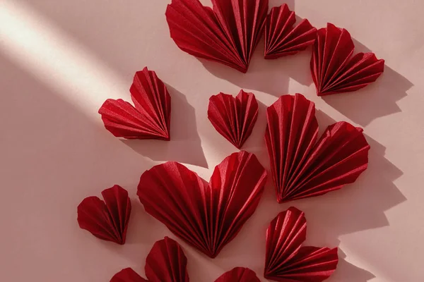 Квартира День Святого Валентина Стильная Композиция Красных Сердец Фоне Розовой — стоковое фото