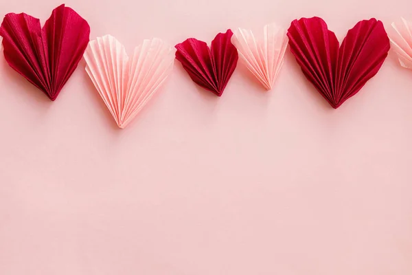 Квартира День Святого Валентина Стильная Композиция Красных Розовых Сердец Фоне — стоковое фото