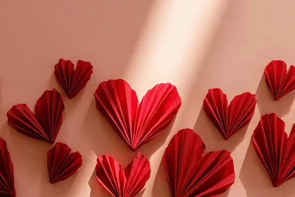 Квартира День Святого Валентина Стильная Композиция Красных Сердец Фоне Розовой — стоковое фото