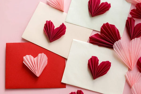 情人节快乐 粉红和红心平铺在粉红纸背景上的别致的信封 富有创意的现代情人节心将使构图锐减 — 图库照片