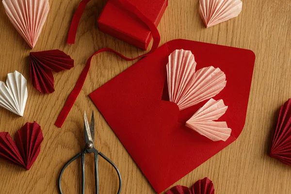 Днем Святого Валентина Стильный Конверт Розовыми Сердцами Ножницами Подарочной Коробкой — стоковое фото