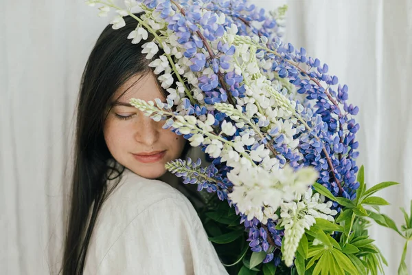 Portrait Sensual Woman Holding Lupine Bouquet Rustic Room Gathering Arranging — Stockfoto