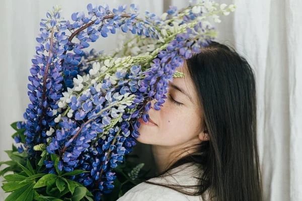 Portrait Sensual Woman Holding Lupine Bouquet Rustic Room Gathering Arranging — 图库照片
