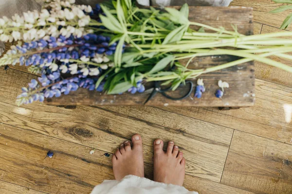 Top View Woman Feet Beautiful Lupine Flowers Rustic Room Arranging — Foto de Stock