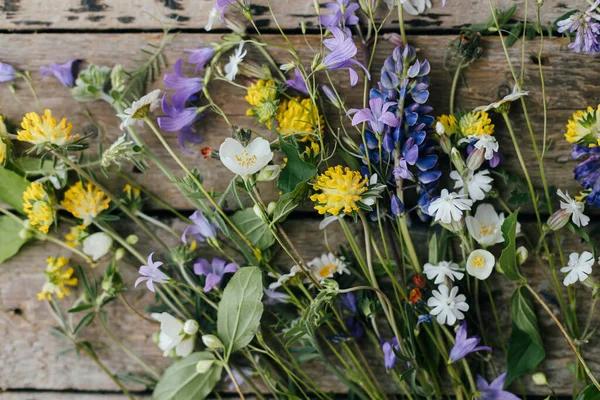 Beautiful Wildflowers Flat Lay Rustic Wooden Background Gathering Arranging Flowers — Foto de Stock