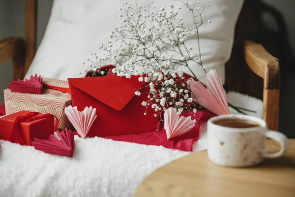 Happy Valentines Day Modern Gifts Red Envelope White Flowers Cozy — Stock Photo, Image