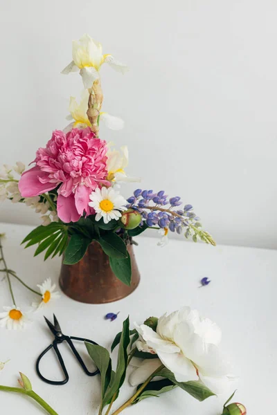 Modern Summer Flowers Still Life Arrangement Vintage Vase White Wood — Foto de Stock