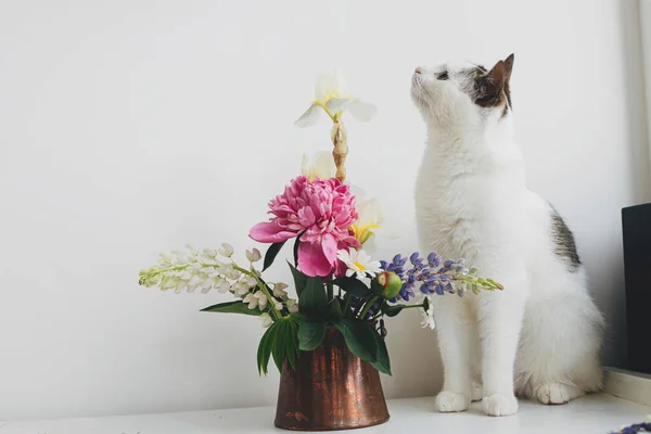 Beyaz Masadaki Vazoda Çiçek Buketinde Oturan Sevimli Kedi Dekoru Evcil — Stok fotoğraf