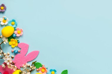 Mutlu Paskalyalar! Paskalya yumurtaları, tavşancık, şeker çiçekleri ve çiçek açan kiraz dalı mavi arka planda yatıyordu. Paskalya şablonunu metin için kullanılacak şekilde ayarlayın. Tebrik kartı ya da afiş