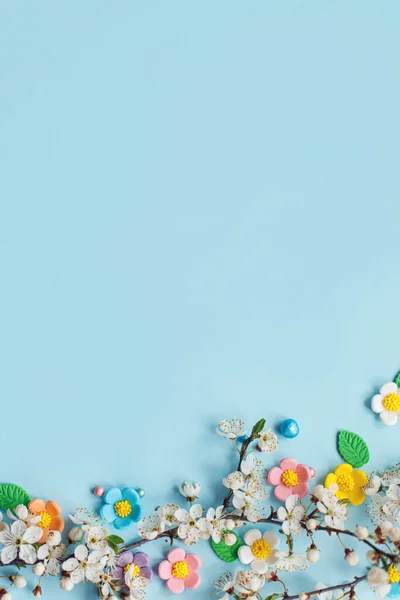 复活节快乐 复活节糖果花和盛开的樱桃枝平铺在蓝色的背景上 时尚的节日模板 带有文字空间 问候卡片或横幅 母亲节 — 图库照片