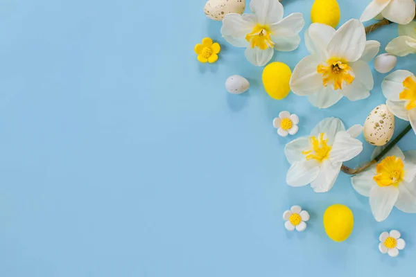 Stilvolle Ostereier Und Gelbe Narzissenblüten Lagen Flach Auf Blauem Hintergrund — Stockfoto