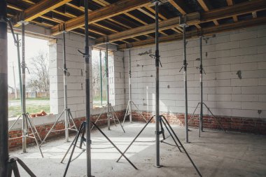 Beton dökmek için gerekli işlemler. İnşaat alanında tavan için beton döşeme inşaatı. Ev inşaatı, inşaat işleri.