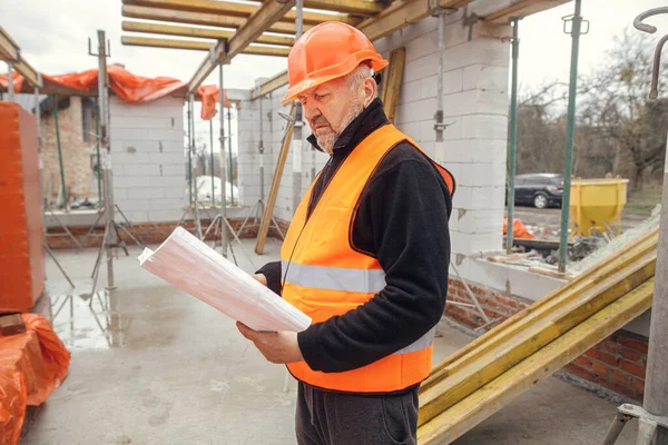 Senior Man Engineer Construction Worker Hardhat Looking Blueprints Building New — Stock Photo, Image