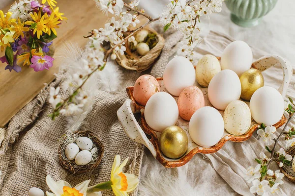 Ovos Páscoa Elegantes Flores Primavera Florescendo Fundo Tecido Rústico Feliz — Fotografia de Stock