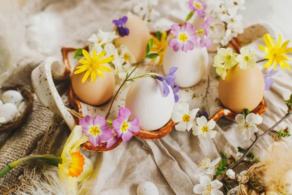 Paskalya Yumurtaları Keten Kumaş Arka Planda Açan Bahar Çiçekleri Mutlu — Stok fotoğraf