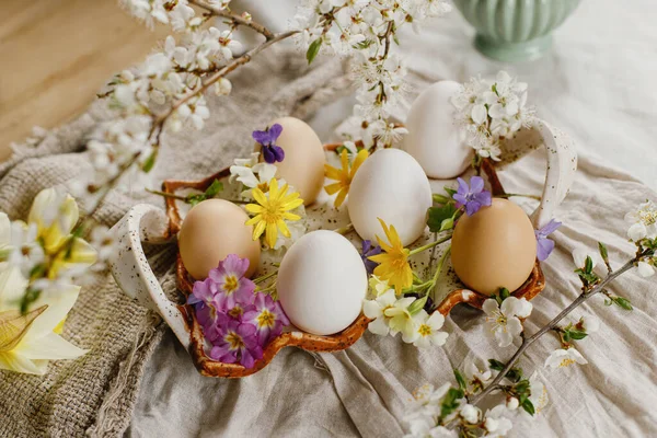 Paskalya Yumurtaları Keten Kumaş Arka Planda Açan Bahar Çiçekleri Mutlu — Stok fotoğraf