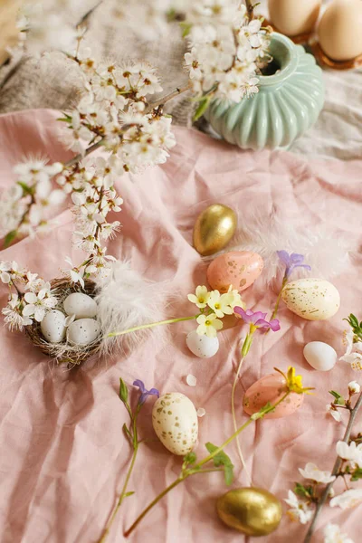 Veselé Velikonoce Stylová Velikonoční Vajíčka Kvetoucí Jarní Květiny Růžovém Plátně — Stock fotografie