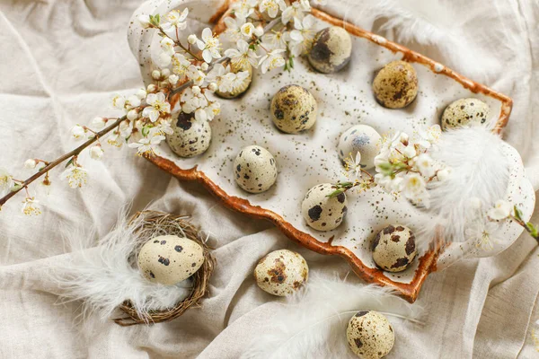 Счастливой Пасхи Стильные Пасхальные Яйца Цветущие Весенние Цветы Деревенском Столе — стоковое фото