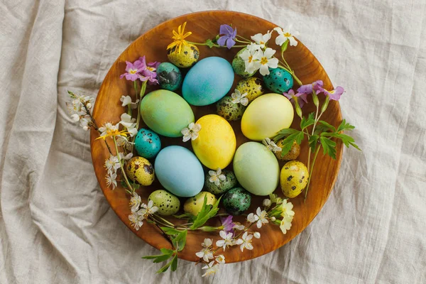 Rustikální Velikonoční Zátiší Stylová Velikonoční Vajíčka Kvetoucí Jarní Květiny Dřevěné — Stock fotografie