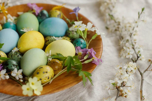 Stylish Easter Eggs Blooming Spring Flowers Wooden Bowl Linen Fabric — 图库照片