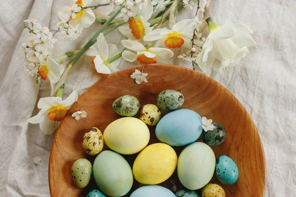 Rustikální Velikonoční Zátiší Stylové Velikonoční Vajíčka Kvetoucí Narcisy Dřevěné Míse — Stock fotografie