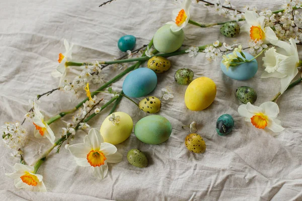 Veselé Velikonoce Stylové Velikonoční Vajíčka Kvetoucí Jarní Květiny Rustikálním Stole — Stock fotografie