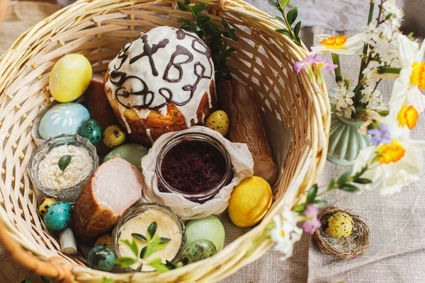 Traditional Easter Food Basket Homemade Easter Bread Natural Dyed Easter — Stockfoto