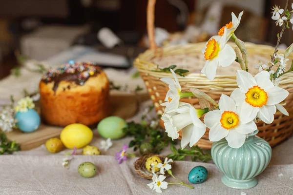 Beautiful Daffodils Background Homemade Easter Bread Natural Dyed Easter Eggs — Stockfoto